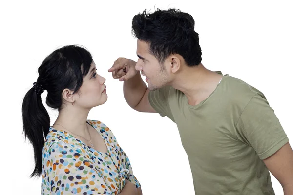 Hombre enojado regañando a su esposa — Foto de Stock