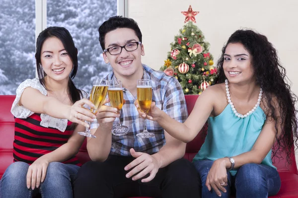 Fröhliche Menschen stoßen mit Champagner an — Stockfoto