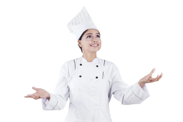 Szef kuchni kobieta pokazano pusty kopiować miejsca — Zdjęcie stockowe
