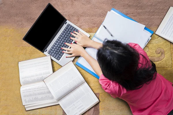 Főiskolai hallgató tanul Laptop és könyvek — Stock Fotó