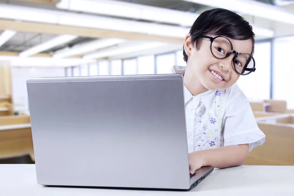 Cute Little Girl Smiling at Camera — Stock Photo, Image