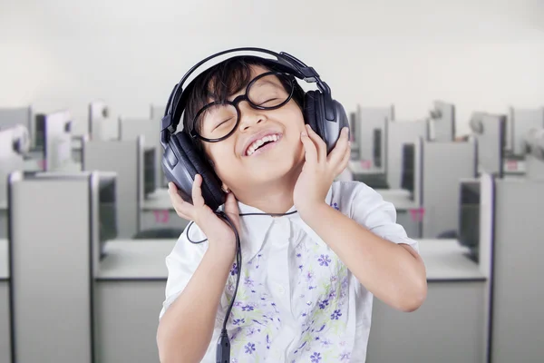 Lindo estudiante escuchando música con auriculares — Foto de Stock