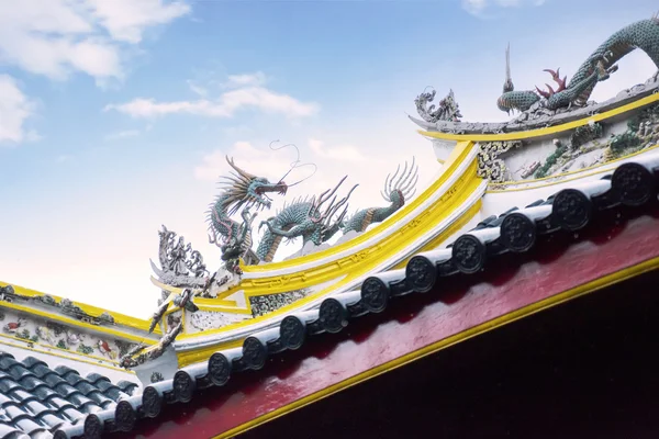 Dragon staty på Kina tempel tak — Stockfoto