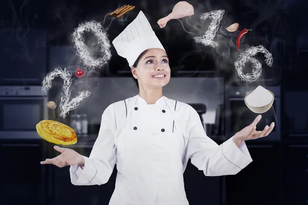 Vrouwelijke chef-kok koken als een IT-Juggler — Stockfoto