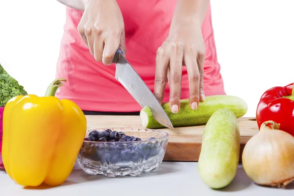 Mãos femininas cortando pepino — Fotografia de Stock