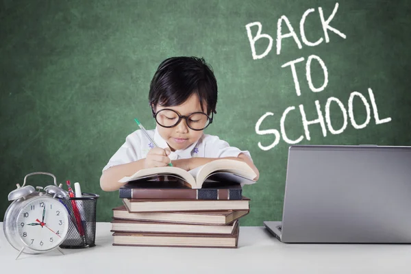 Estudiante de vuelta a la escuela — Foto de Stock