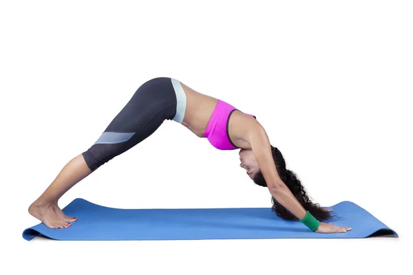 Ajustar a la mujer joven haciendo ejercicio de yoga —  Fotos de Stock