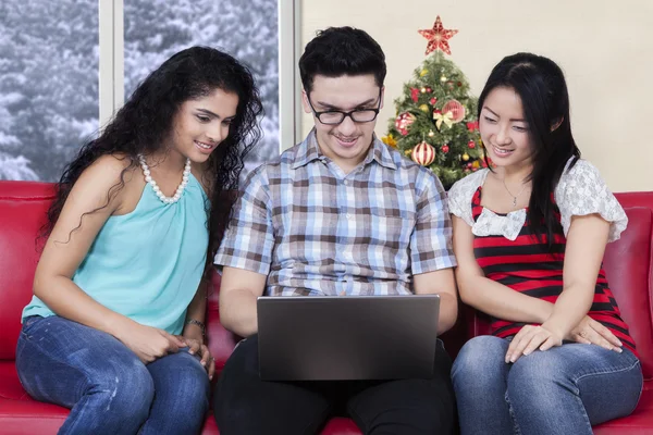 Grupp av vän använder laptop hemma — Stockfoto