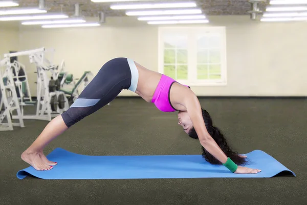 Indisk kvinna utövar Yoga i gymmet — Stockfoto