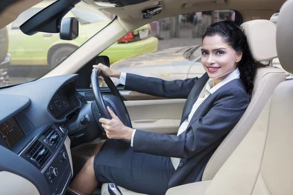 Beautiful indian woman driving car — Stock Photo, Image