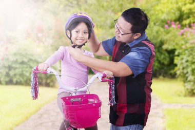 Baba kask kızı takılır.