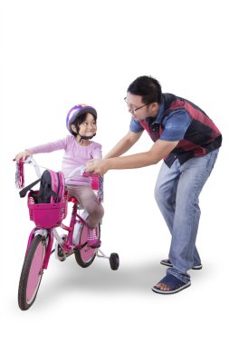 Küçük kız baba Studio ile bisiklet sürmek