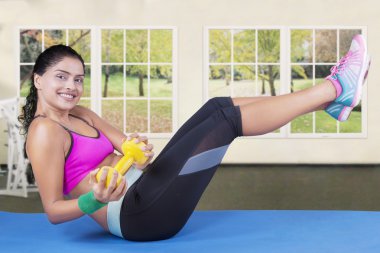 Modeli ile Halter egzersiz yapıyor