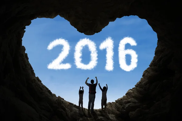 Família alegre dentro da caverna com números de 2016 — Fotografia de Stock