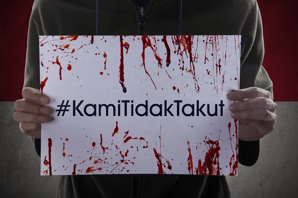 Manos muestra hashtag Kami Tidak Takut — Foto de Stock