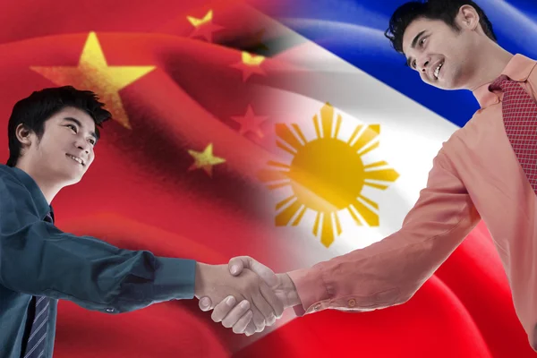 Handslag med Kina och Filippinerna flagga — Stockfoto