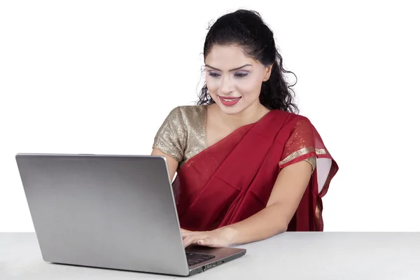 Indisk kvinna med laptop med traditionella kläder — Stockfoto