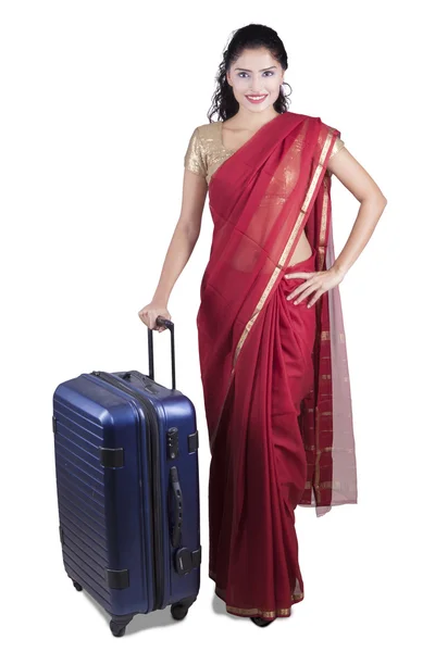 Mulher indiana com vestido tradicional e mala — Fotografia de Stock