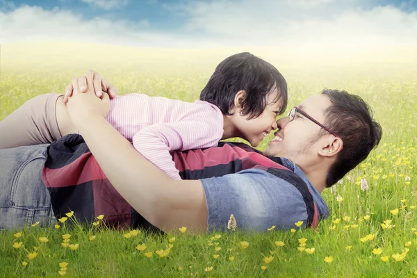 Chica alegre y papá besando la nariz en el prado — Foto de Stock