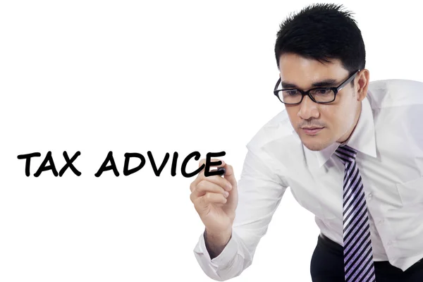 Trabajador masculino escribe asesoramiento fiscal en pizarra blanca —  Fotos de Stock