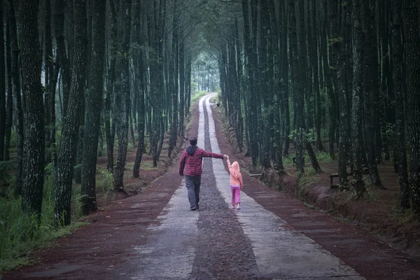 Homem e filha caminhando na floresta — Fotografia de Stock