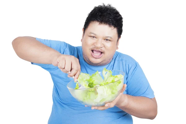 超重的人吃一碗沙拉 — 图库照片