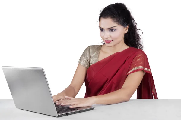 Söt indisk kvinna med laptop — Stockfoto