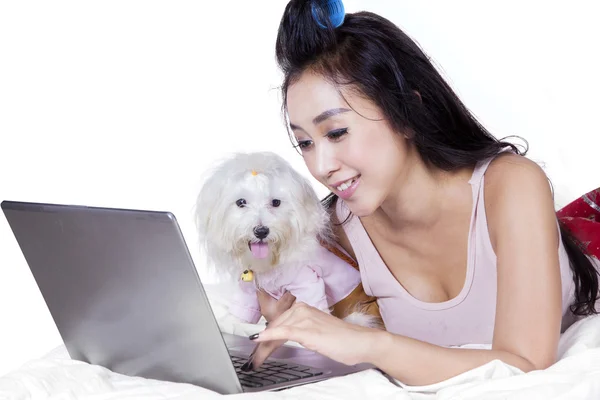 Frau und Hund benutzen Laptop im Bett — Stockfoto