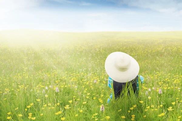 Mulher desfrutar de primavera no prado — Fotografia de Stock