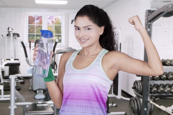 Woman holds beverage at gym — Stock Photo, Image