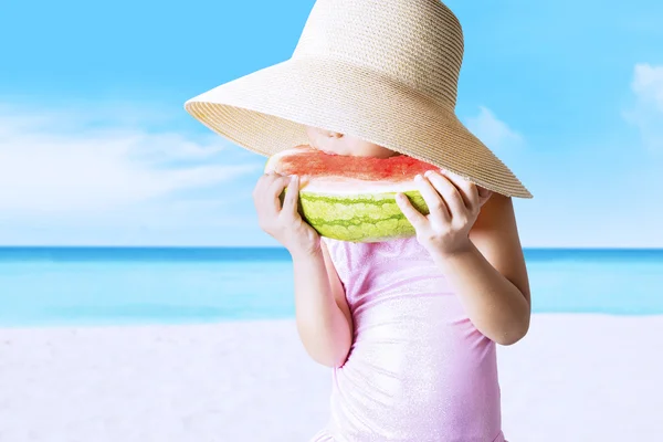 Menina comendo uma melancia fresca — Fotografia de Stock