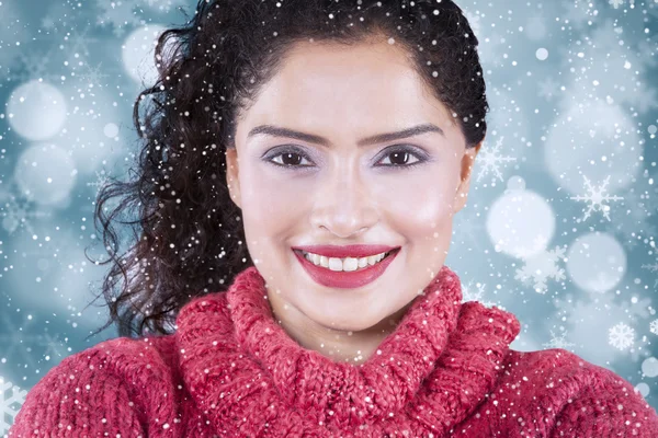 Hübsche indische Frau mit winterlichem Hintergrund — Stockfoto