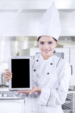 Mutfakta Şef gösteren dijital tablet