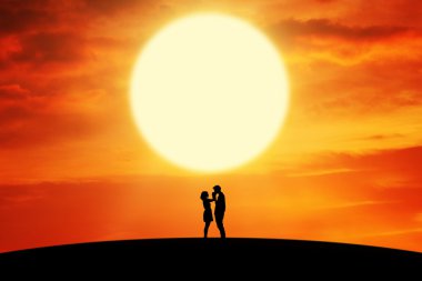 Tepe üzerinde dramatik çift ayakta