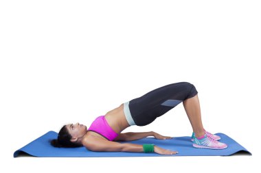 Köprü poz yoga yaparken kadın