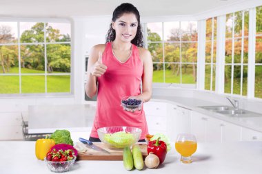 Başparmak superfood kadınla ortaya