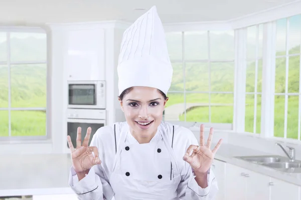 Cheerful chef mostrando sinal OK — Fotografia de Stock