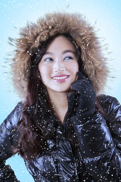 Menina alegre vestindo roupas de inverno — Fotografia de Stock