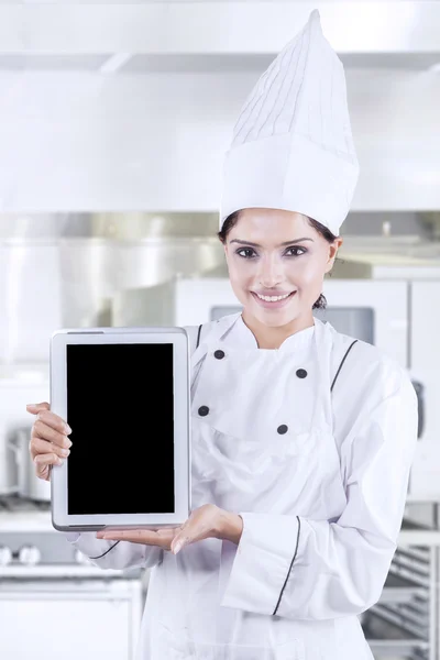 Chef mostrando tablet digital na cozinha — Fotografia de Stock