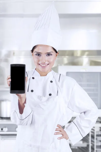 Chef mostrando smartphone en la cocina — Foto de Stock