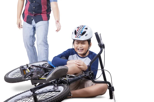 Criança caindo de sua bicicleta e chorando — Fotografia de Stock