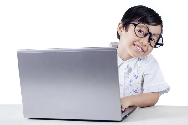 Basisschool Student met behulp van een Laptop — Stockfoto