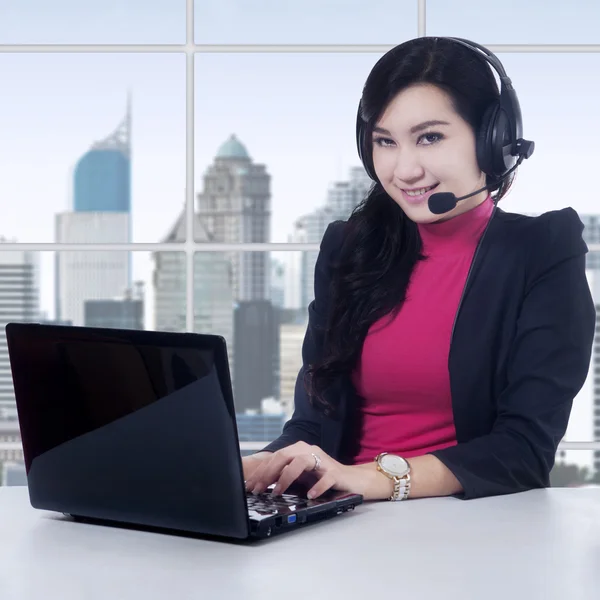Female helpline operator with laptop — Stock Photo, Image