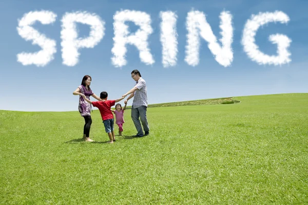 Feliz familia disfrutar de la recreación en el prado — Foto de Stock