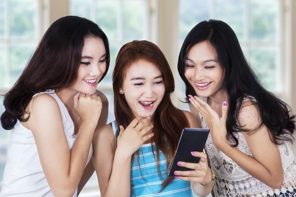 Happy girls chatting with mobile phone — Stock Photo, Image