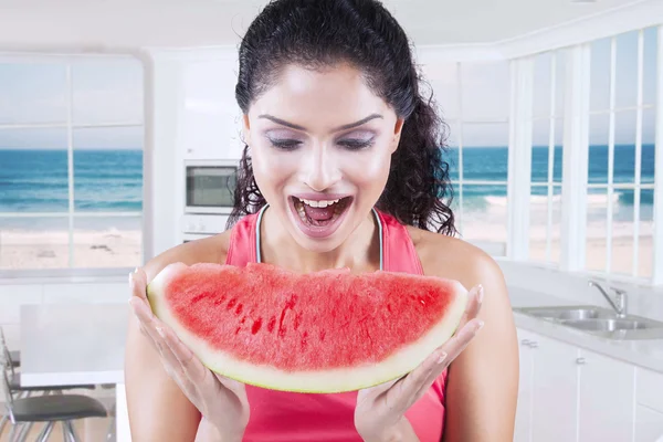 Modelo feliz comer melancia fresca — Fotografia de Stock