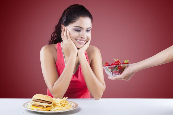 Donna felice che sceglie fragola — Foto Stock