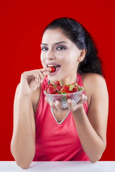 Indiaas model eten aardbei — Stockfoto