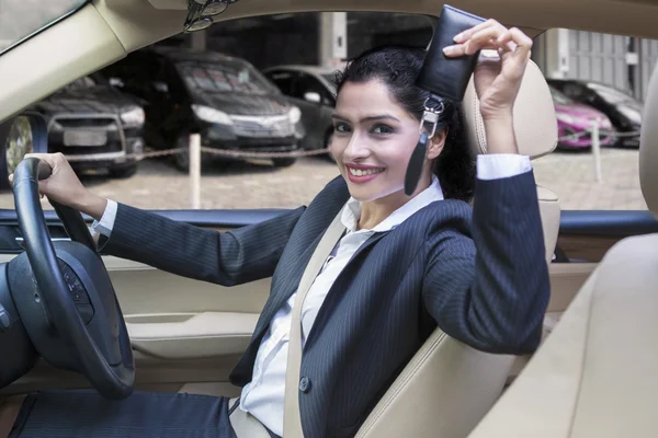 Mujer india mostrando nueva llave del coche —  Fotos de Stock