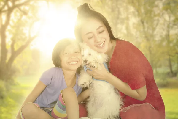 Petite fille et sa mère avec chien au parc — Photo